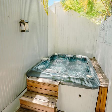 Private Outdoor Spa, Fire Pit, Cinema Room - The Cottage Coolum Beach Kültér fotó