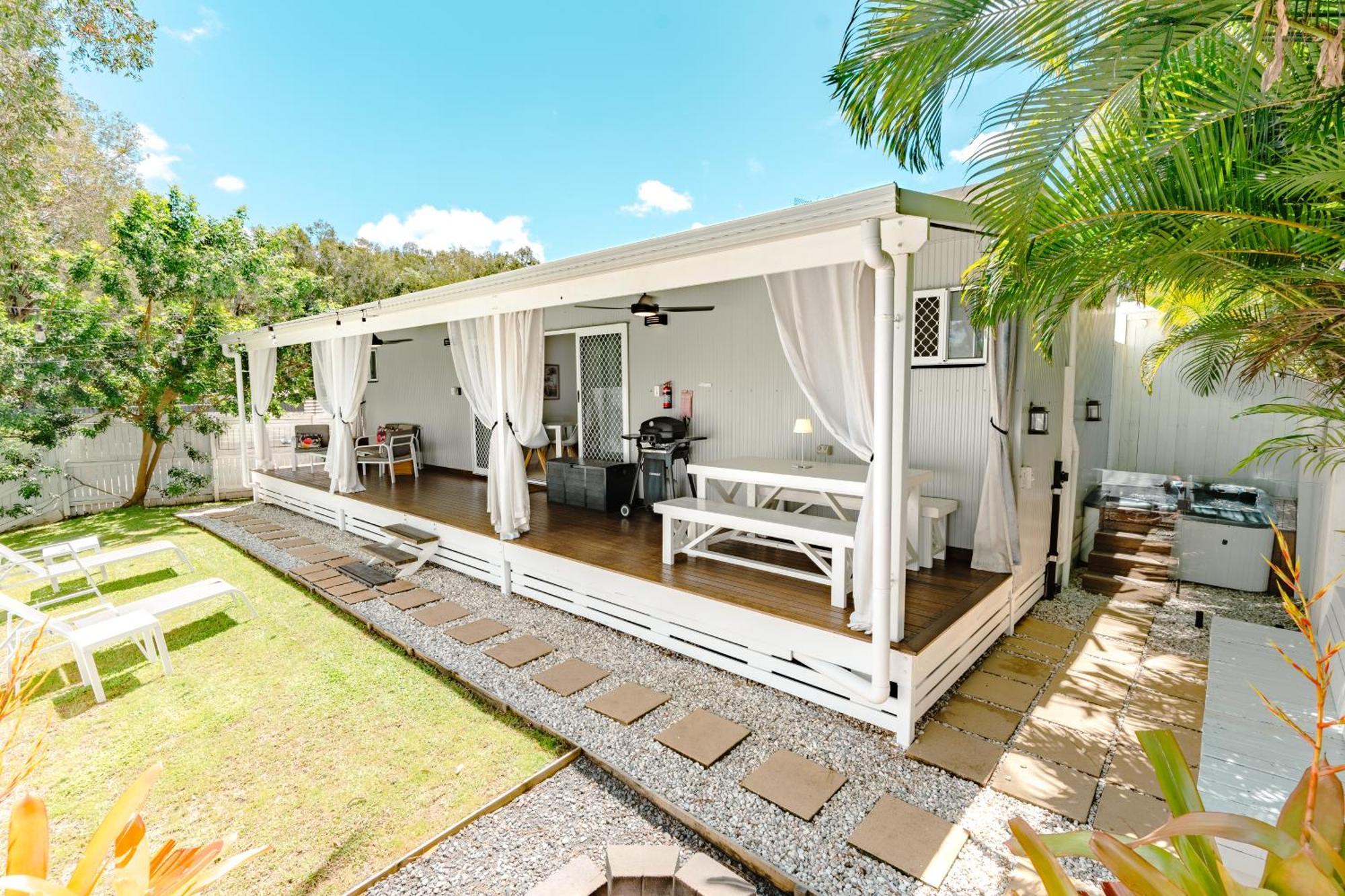 Private Outdoor Spa, Fire Pit, Cinema Room - The Cottage Coolum Beach Kültér fotó